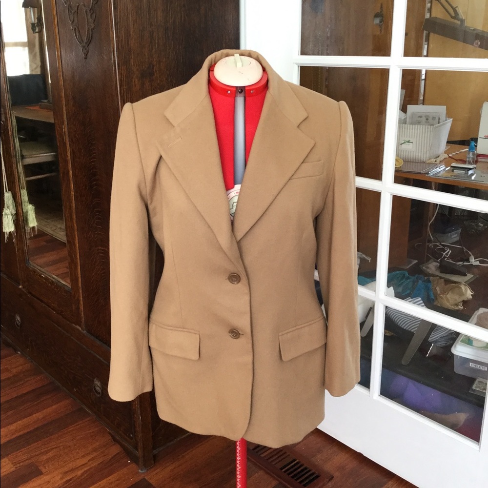 Gorgeous  Classic Embassy Row Camel Hair Blazer